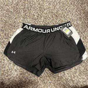 Women’s medium black under armour shorts